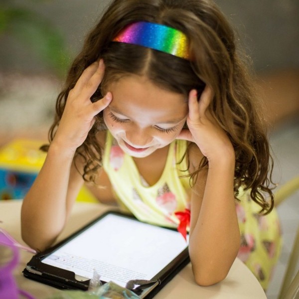 Mon enfant porteur d’une déficience intellectuelle face aux écrans : risques et bénéfices