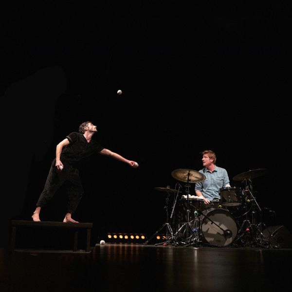 Autour de... S'ASSURER DE SES PROPRES MURMURES : RYTHME ET JONGLAGE